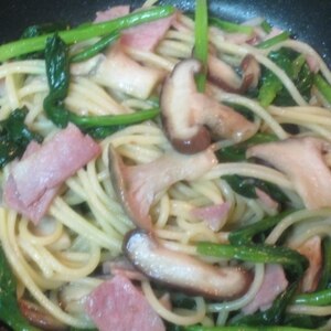 きのこ大好き☆きのことほうれん草のバター醤油パスタ